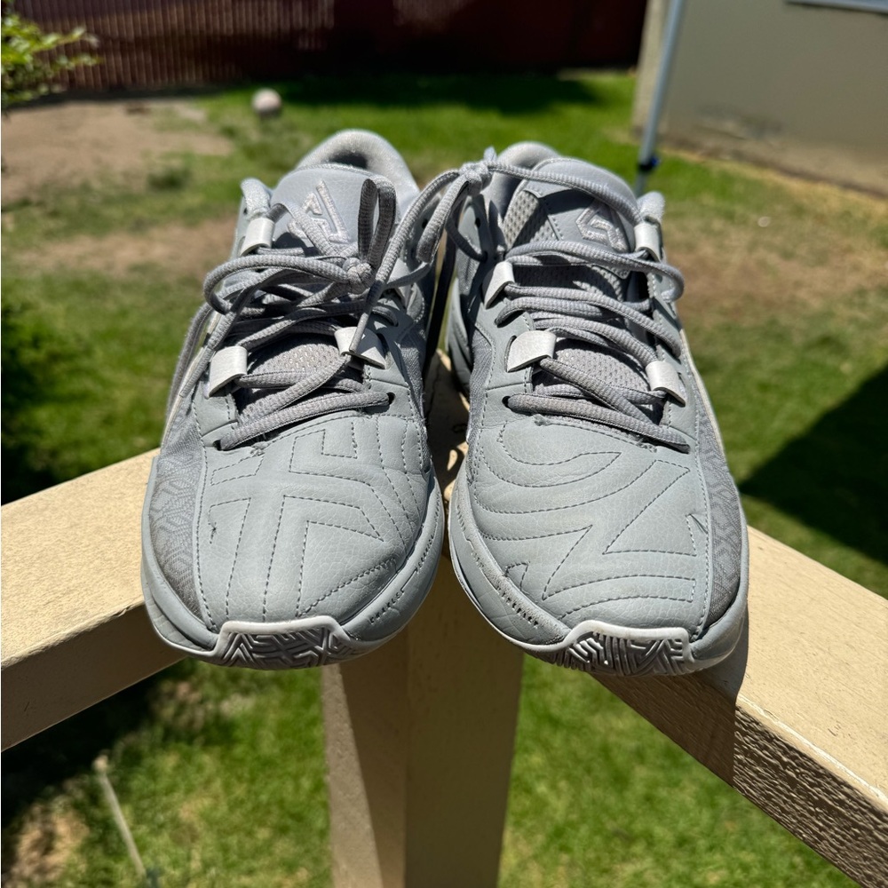 Men's Giannis Gray Athletic Shoes